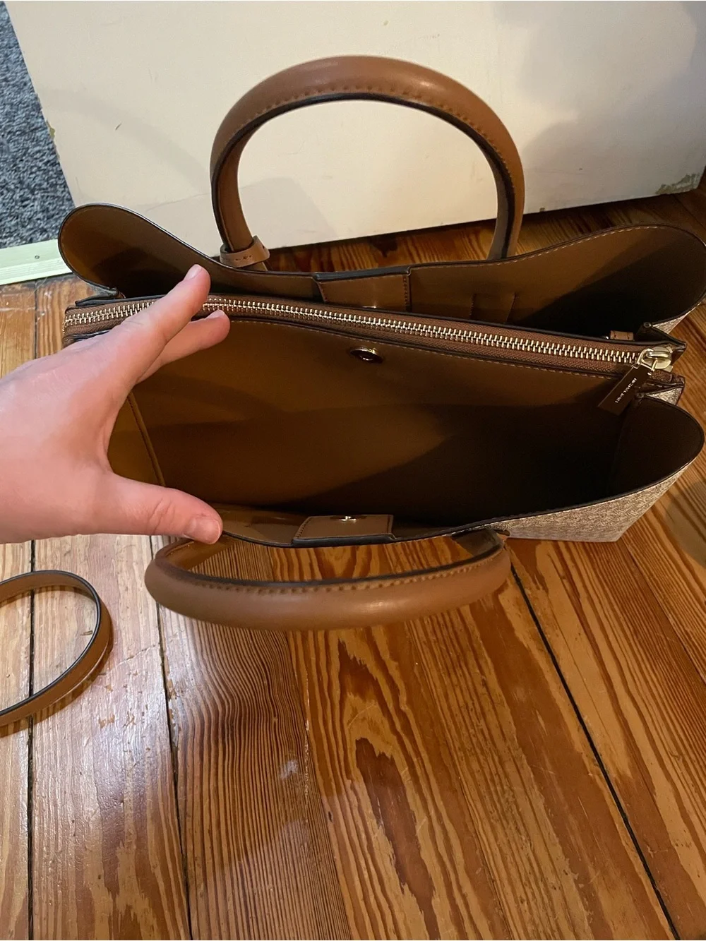 NWOT Michael Kors Jet Set Signature Logo Tote in Vanilla/Acorn